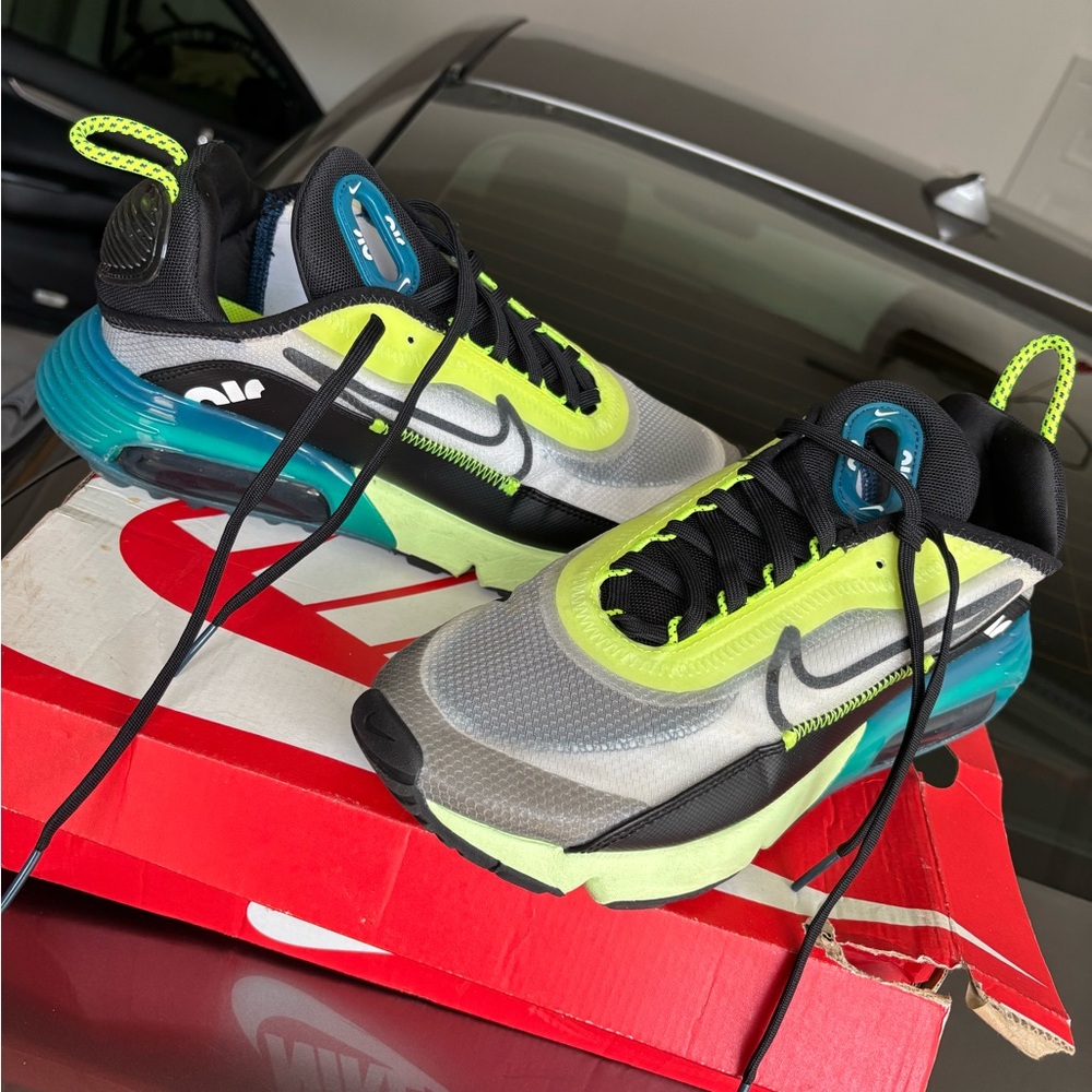 Nike Air Max 2090 Men’s White / Volt Valerian Blue / Black / Size 8 💚🩵